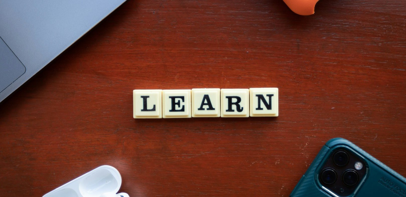 Scrabble-Steine ergeben den Satz "I am still learning"