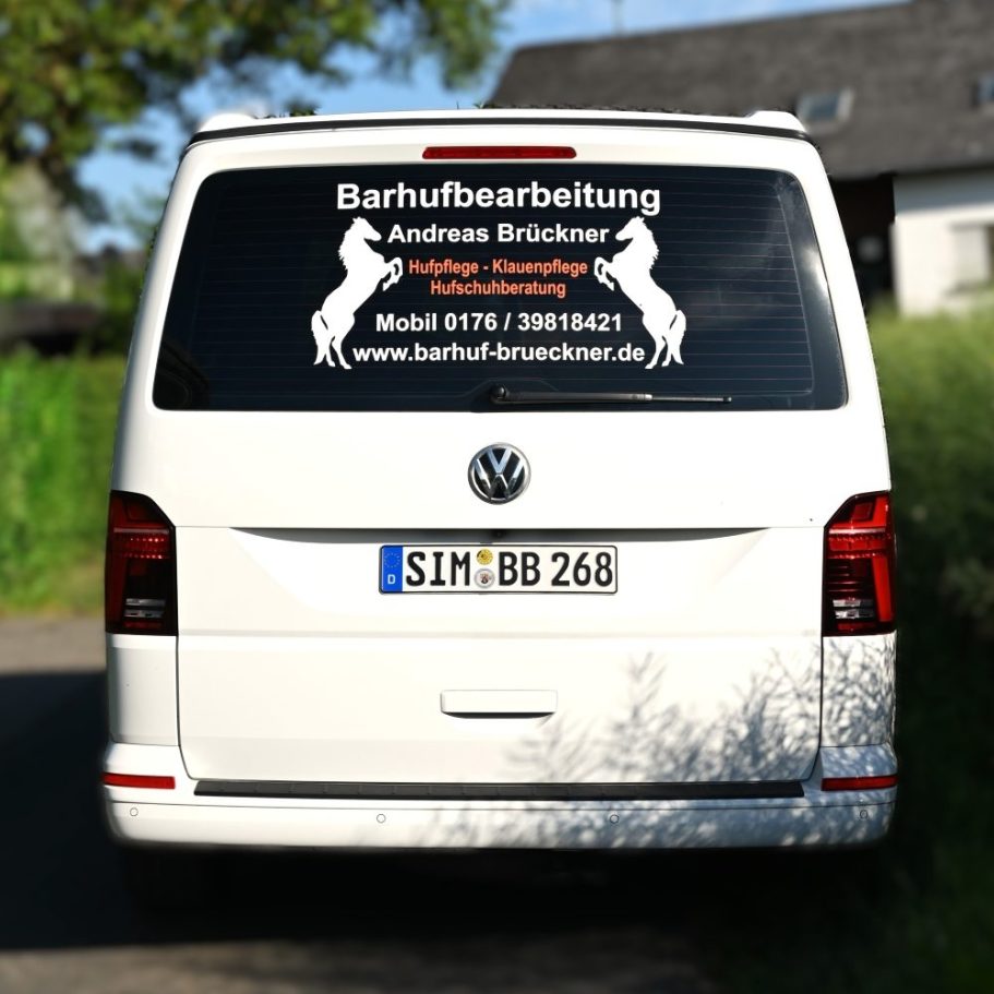Weißer VW-Bus mit Aufschrift: Barhufbearbeitung Andreas Brückner