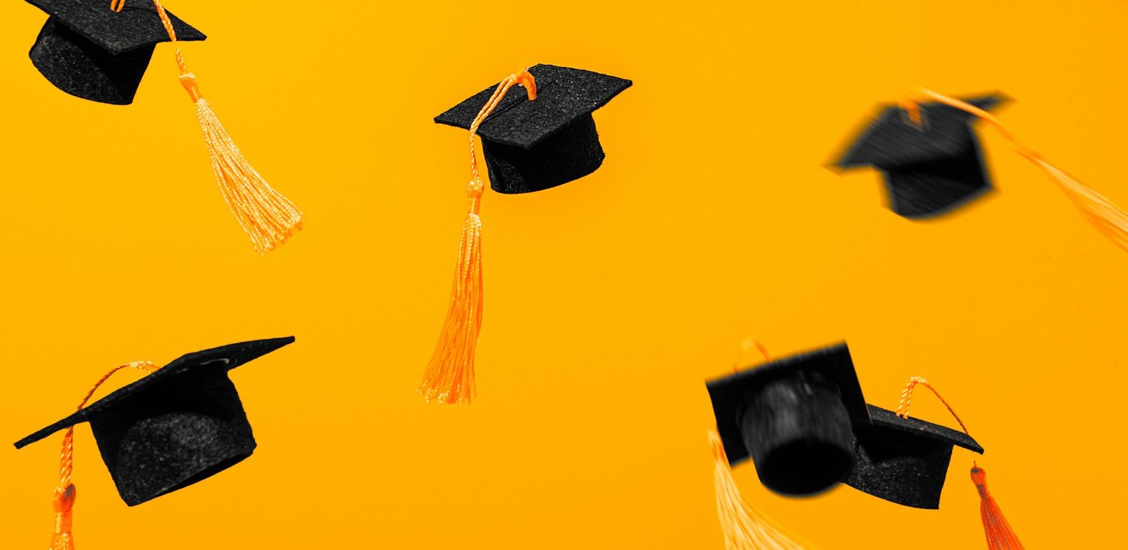 Hüte fliegen in die Luft