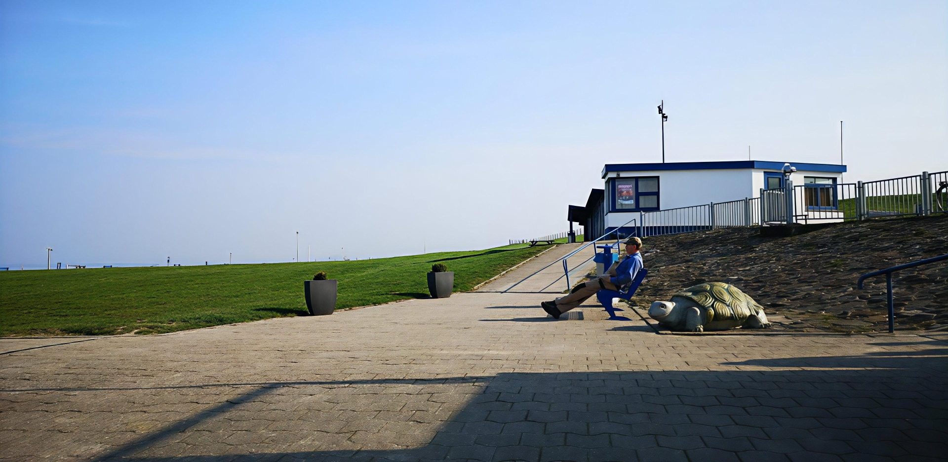 Andreas Brückner sitzt auf einer Bank in Butjadingen an der Nordsee.